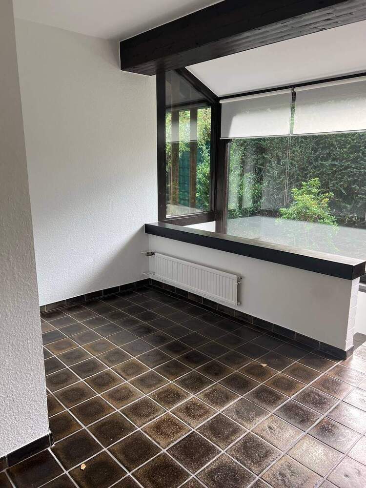 D-Kaiserswerth: Terrassenwhg., 2 Zimmer, ca. 80 m² Wohnfl., mit kl. Garten, ca. 60 m² Nutzfläche, Terrasse, Stellplatz