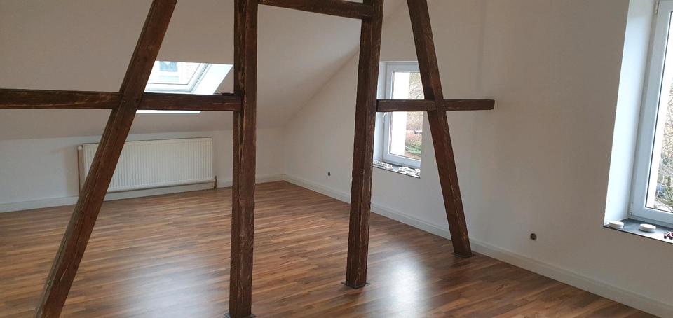 Schöne Dachgeschoss Wohnung mit Einbauküche sofort bezugsfertig 3 zimmer