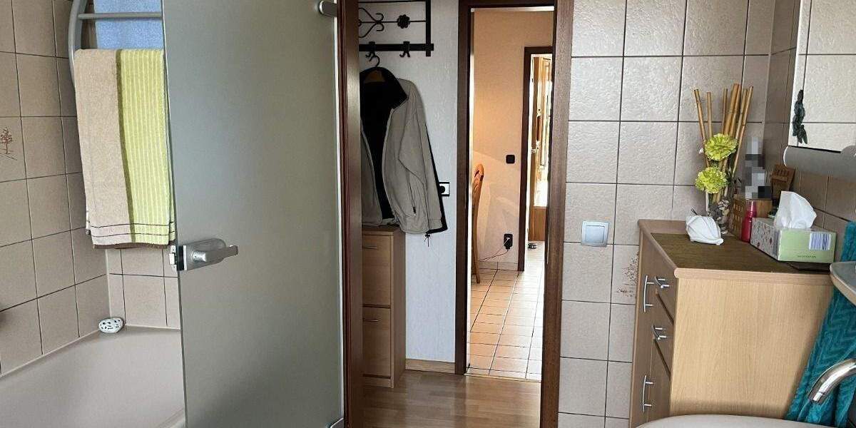 3-Zimmer Dachgeschosswohnung mit großem Balkon und PKW-Stellplatz in Duisburg-Bergheim 3 zimmer