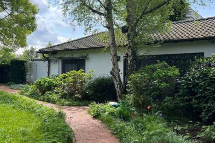 D-Kaiserswerth: freist.Haus, ca.. 80 m² Wohnfl., ca. 60 m² Nutzfläche, Terrasse, Stellplatz (EBK mögl.)