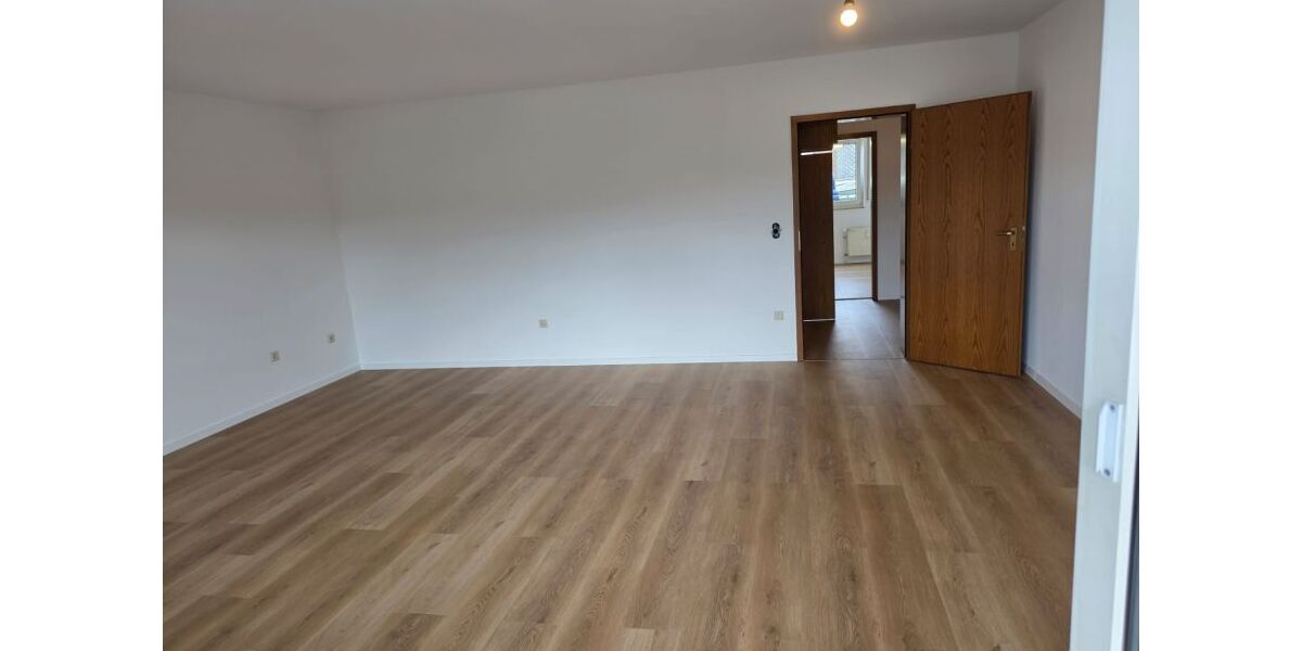 Renovierte 2,5 Zimer-Wohnung mit Aufzug, Balkonkraftwerk, Video-Sprechanlage, Garage (Warmmiete: 1.040 + 100 Garage) - Etagenwohnung Duisburg Meiderich | Angebot:27473556