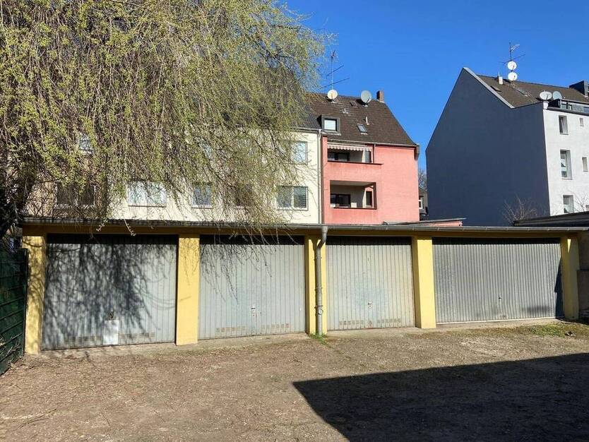 Gepflegtes Mehrfamilienhaus mit 4 Wohnungen 5 Garagen 2 SP