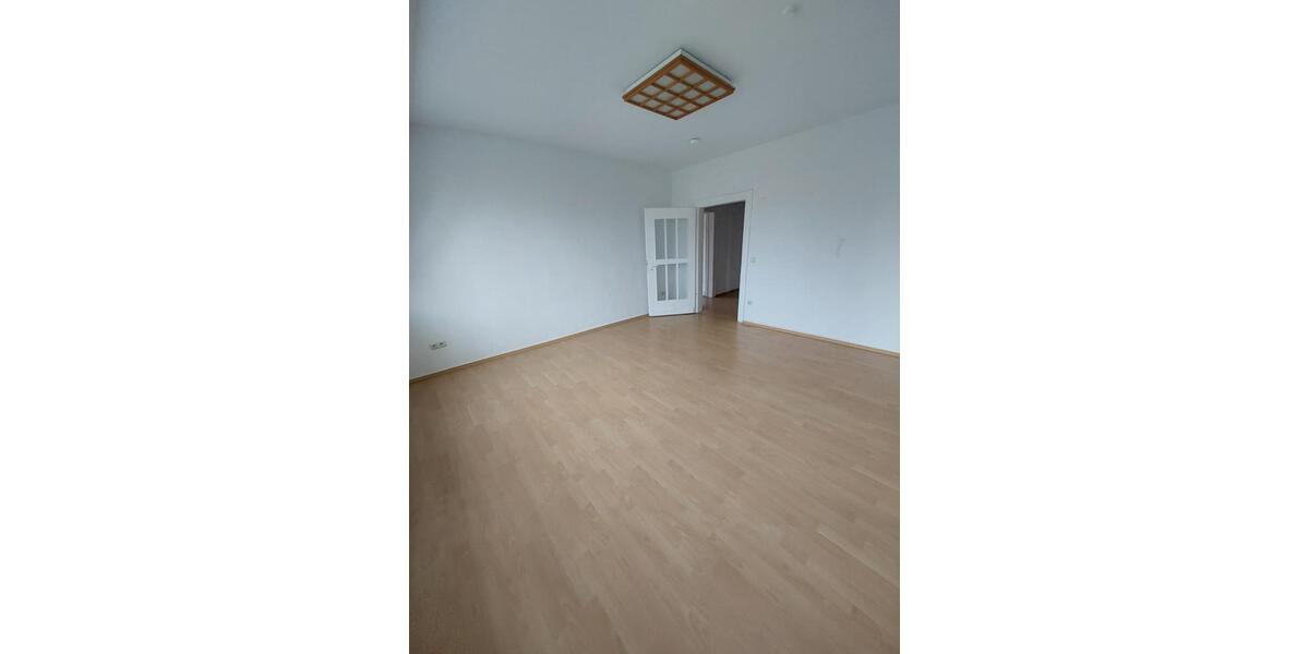 Helle 5 Zimmer DG Wohnung mit Dusche & Badewanne 5 zimmer