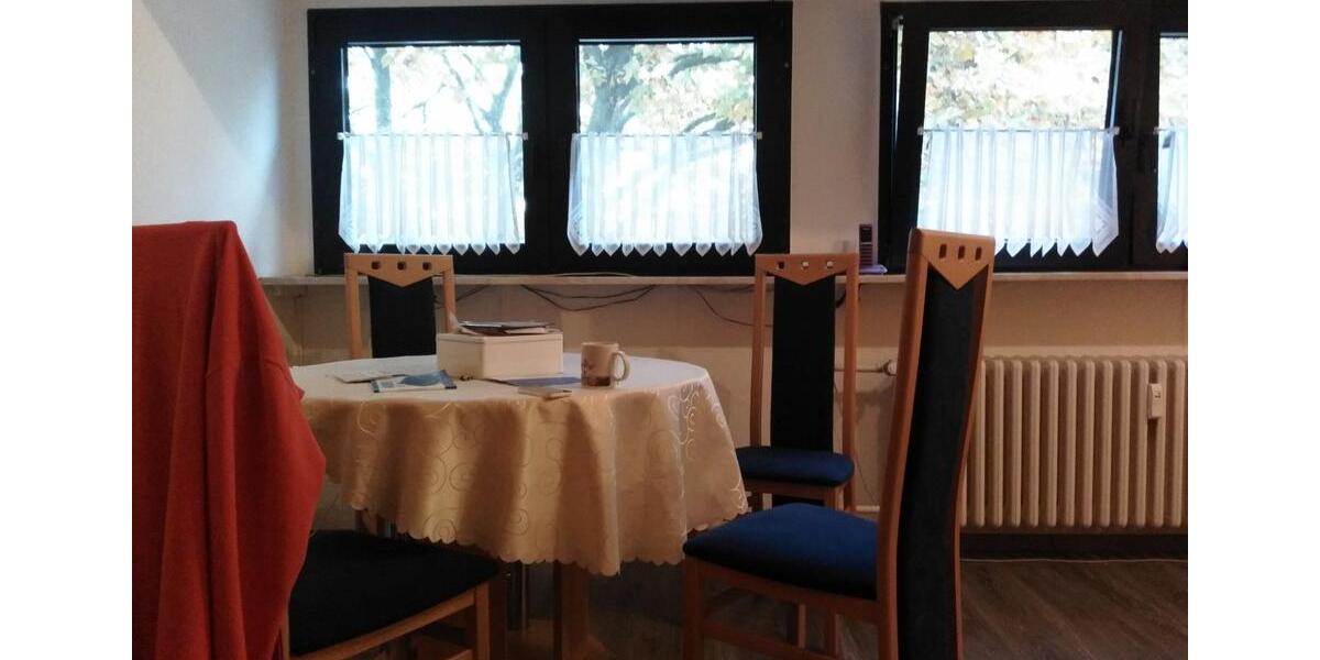 Mehrfamilienhaus mit 4 Garagen in guter Lage zimmer