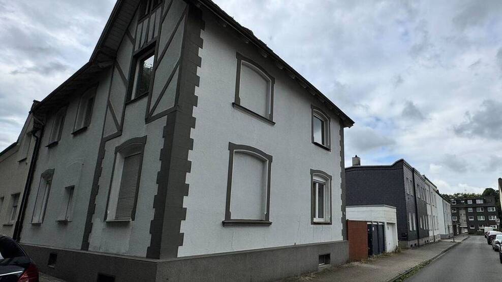 Für Handwerker...! Sanierungsbedürftiges freistehendes Zweifamilienhaus in herten.