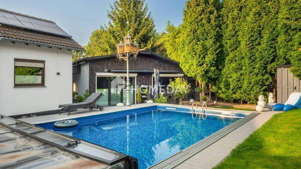 Zwei exklusive Einfamilienhäuser mit Pool, Sauna und außergewöhnlicher Ausstattung