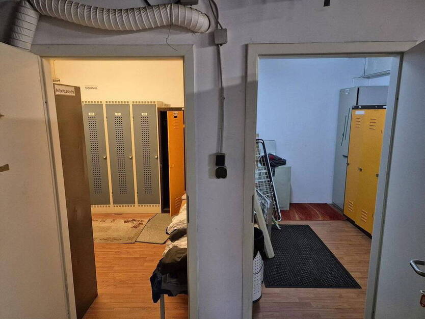 Große Gewerbeeinheit mit Lager- und Büroflächen in gut angebundener Lage Krefelds zu vermieten