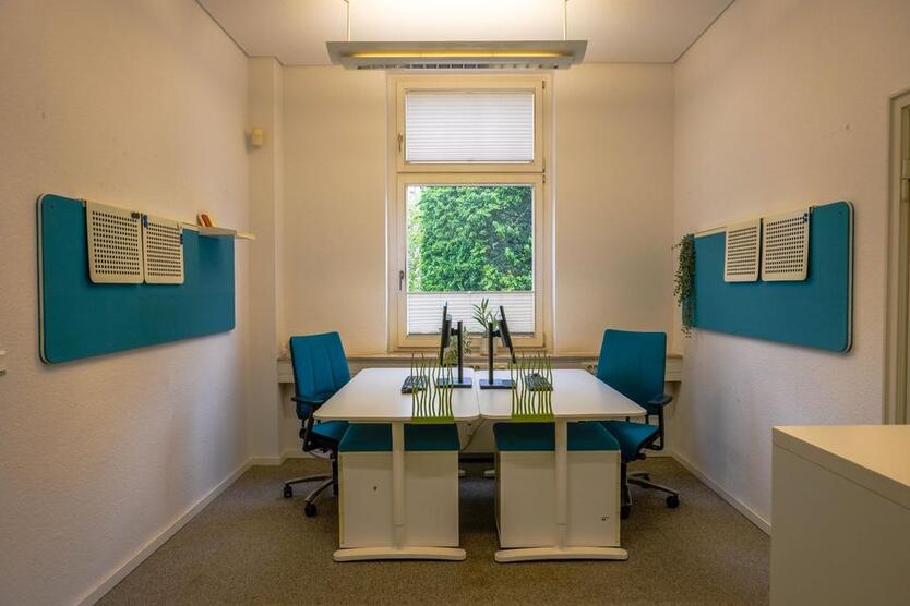 Voll möbliertes Büro Co-Working Space Einzelne Arbeitsplätze