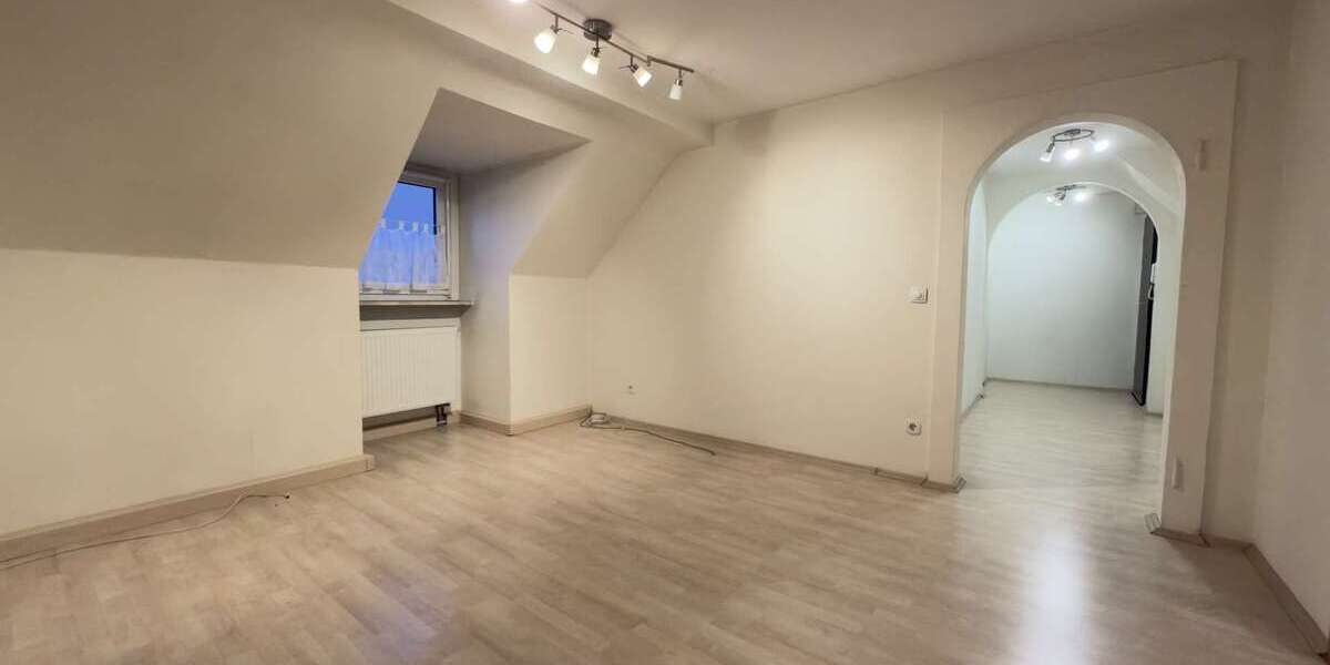 Gepflegte 3,5-Zimmer-Dachgeschosswohnung mit Einbauküche und Garage 3.5 zimmer