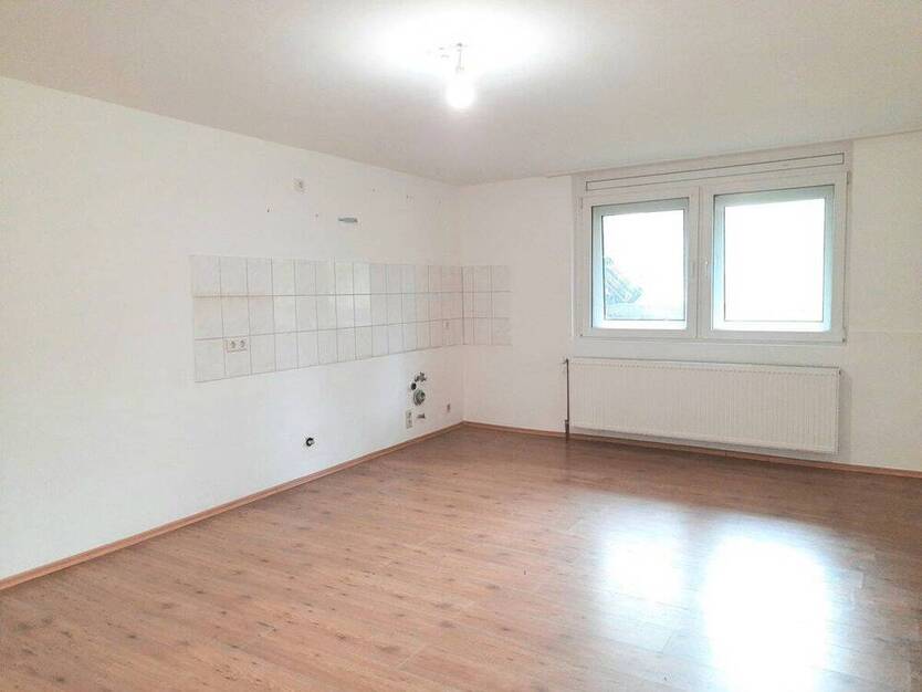 RE-Stuckenbusch! Ideal für Berufspendler: Renoviertes Appartement für berufstätige Einzelperson.