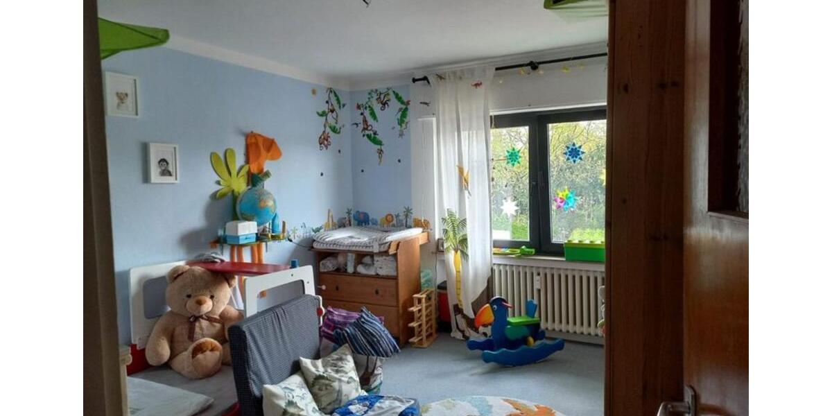Mehrfamilienhaus mit 4 Garagen in guter Lage zimmer