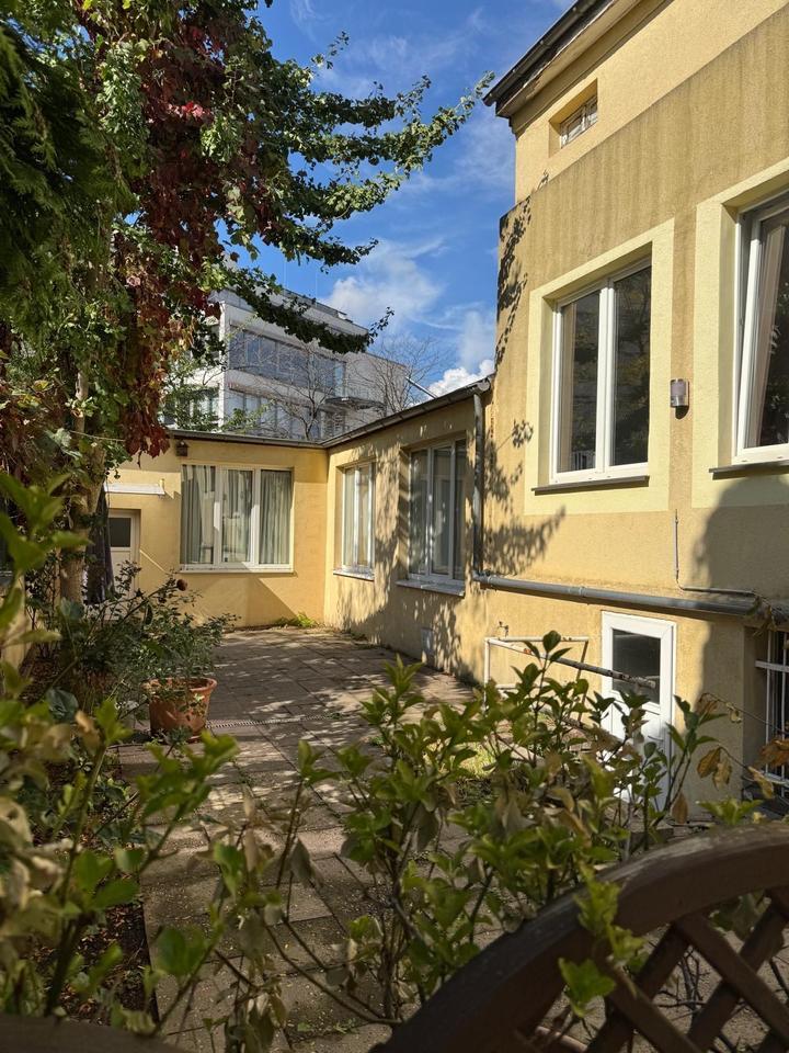 Attraktives Mehrfamilienhaus mit Büroflächen