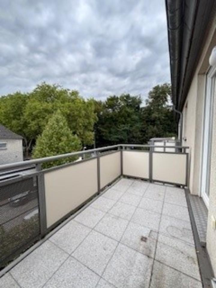 Bei VIVAWEST die Sonnenstrahlen auf dem eigenen Balkon genießen. zimmer