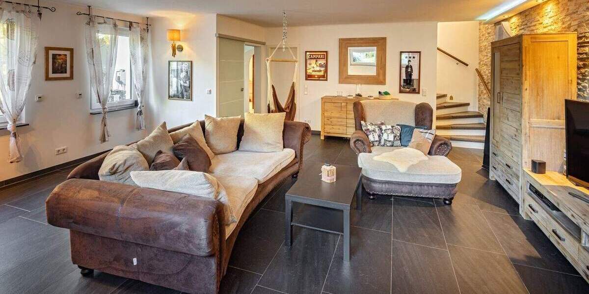 Zwei Häuser in einem mit zwei separaten Eingängen - Einfamilienhaus plus erweiterte Einliegerwohnung 9 zimmer