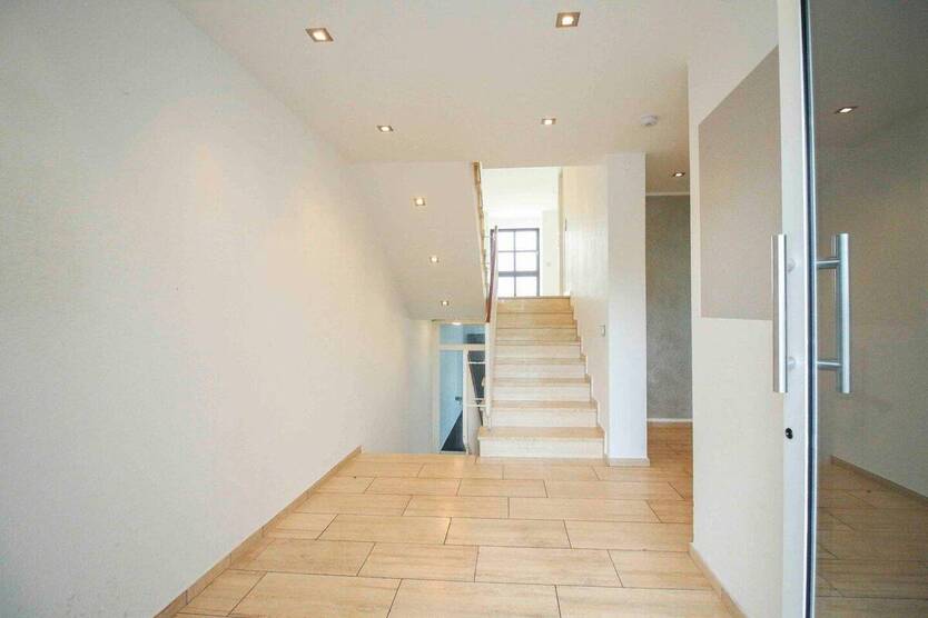 Leben in der Innenstadt: Gepflegtes Reihenmittelhaus samt Dachterrasse und TG-Stellplatz 5 zimmer