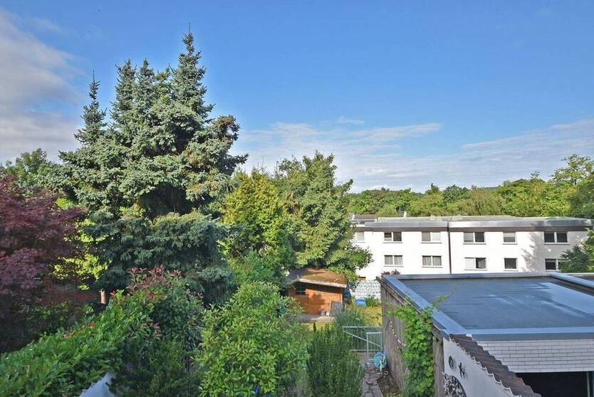 Helle 3,5-Zimmer-Wohnung mit großem Wintergarten und Privatgarten in ruhiger Lage