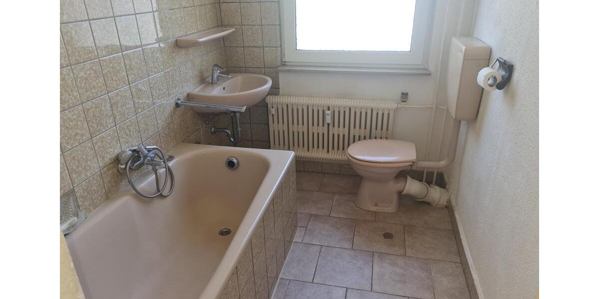 4-Zimmer-Wohnung im 2. OG mit Balkon zu vermieten! 1 Nettokaltmiete frei (2. Monat) 4 zimmer