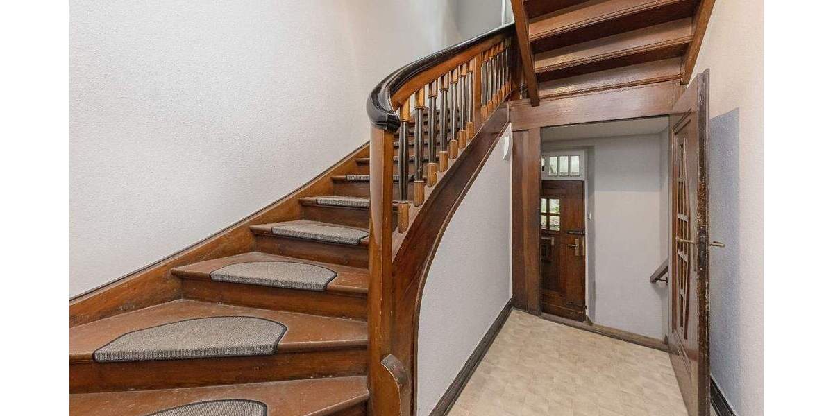 Mit Erbpacht: Zweifamilienhaus mit zwei Eingängen sowie tollem Garten und Garage in beliebter Lage 9 zimmer