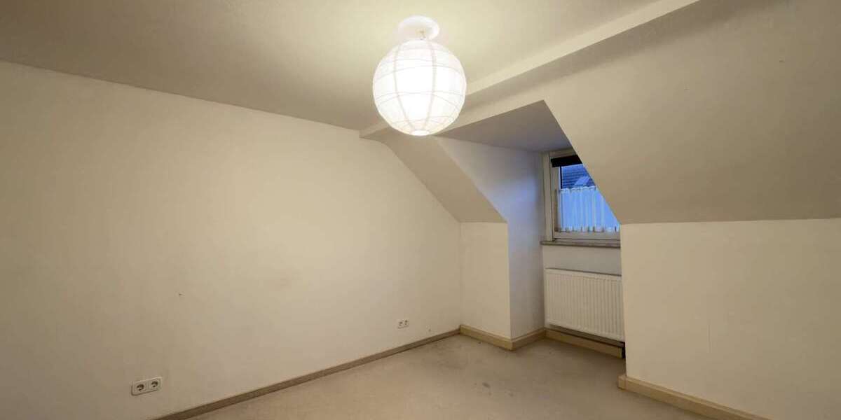 Gepflegte 3,5-Zimmer-Dachgeschosswohnung mit Einbauküche und Garage 3.5 zimmer