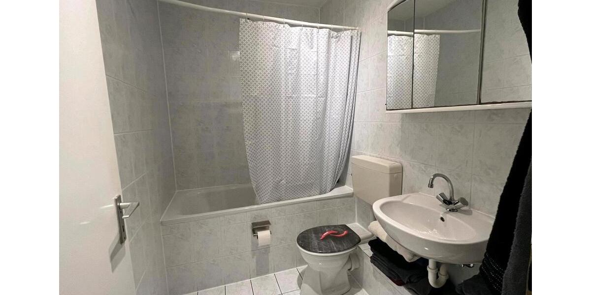 Helle ETW mit Balkon und Tiefgaragenstellplatz in zentraler Lage 2.5 zimmer