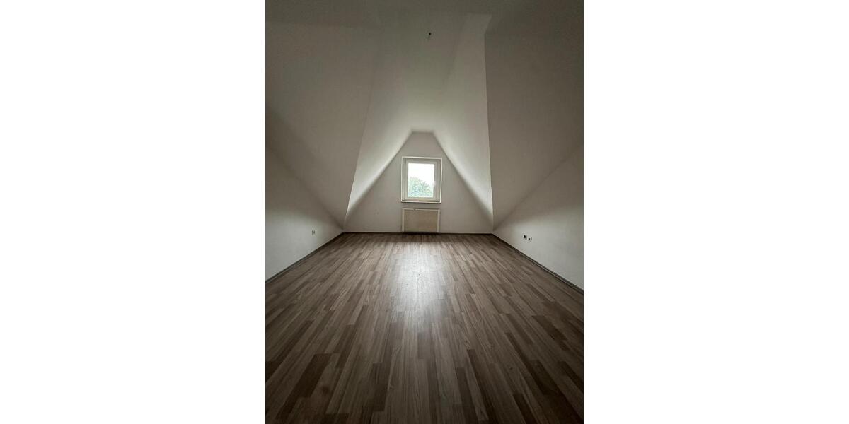 Helle, gemütliche Dachgeschosswohnung in ruhiger Lage – ab sofort bezugsfrei! 2 zimmer