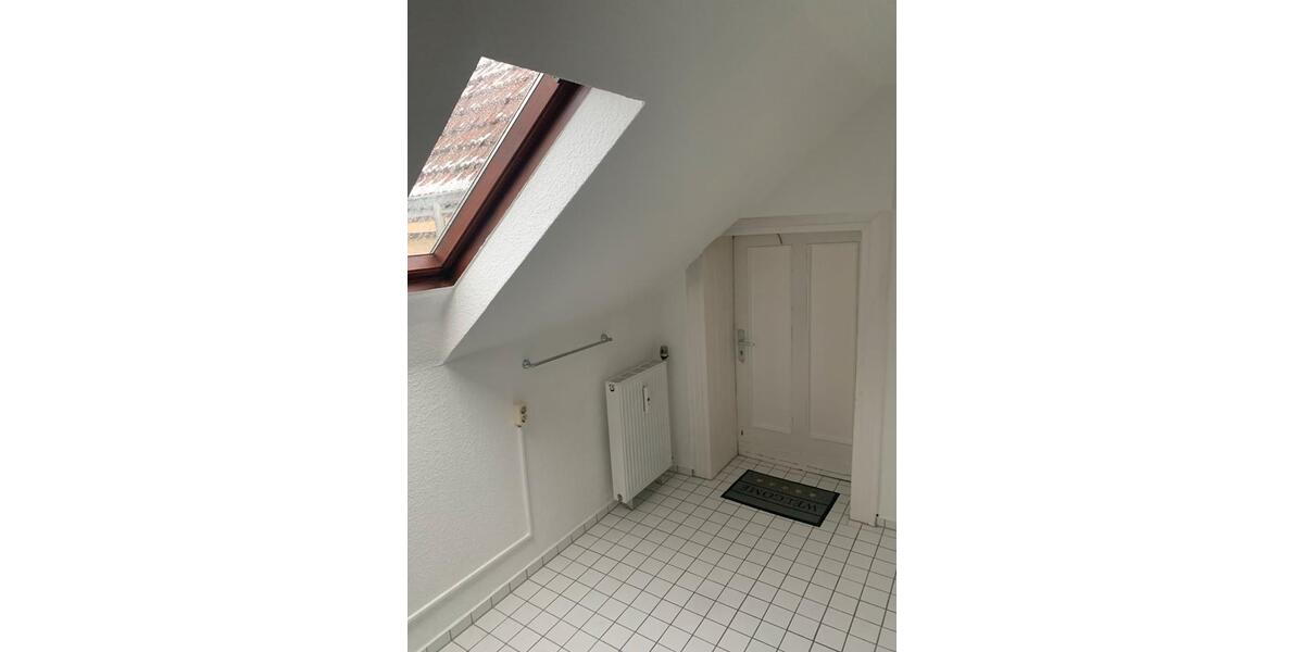 RE-West Altbauwohnung 2 Zi., KDB, DG, 55 qm, saniert, kein Balkon 2.5 zimmer