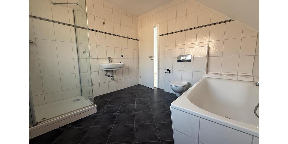 Dachgeschoßwohnung Duisburg Huckingen - 2 Zimmer, 89 m&sup2;, 850&euro; | Angebot:25840854