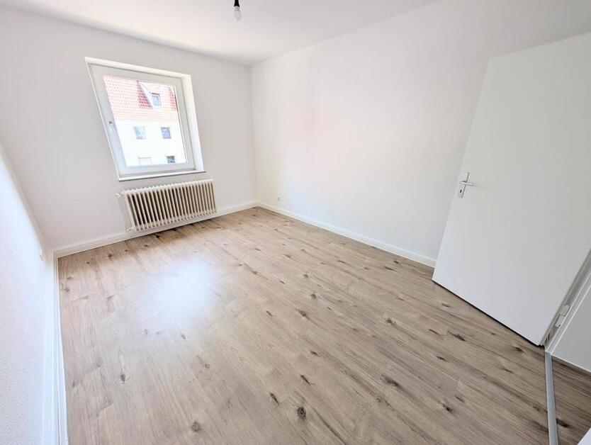 **Renovierte Wohnung mit modernem Tageslichtbad und eigenem Garten gewünscht? Dann zugreifen!** zimmer