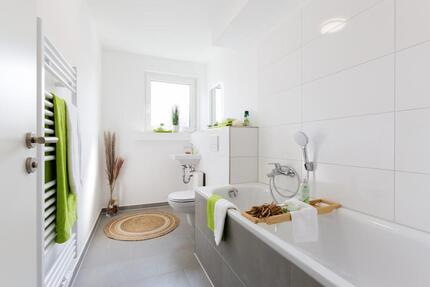 Top-sanierte Wohnung - einziehen und wohlfühlen - verkehrsberuhigte Lage - Tageslichtbad 2 zimmer