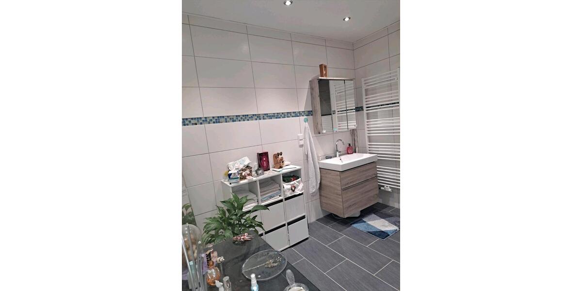 Doppelhaushälfte mit 2 Wohneinheiten, Doppelgarage, Vollkeller 9 zimmer