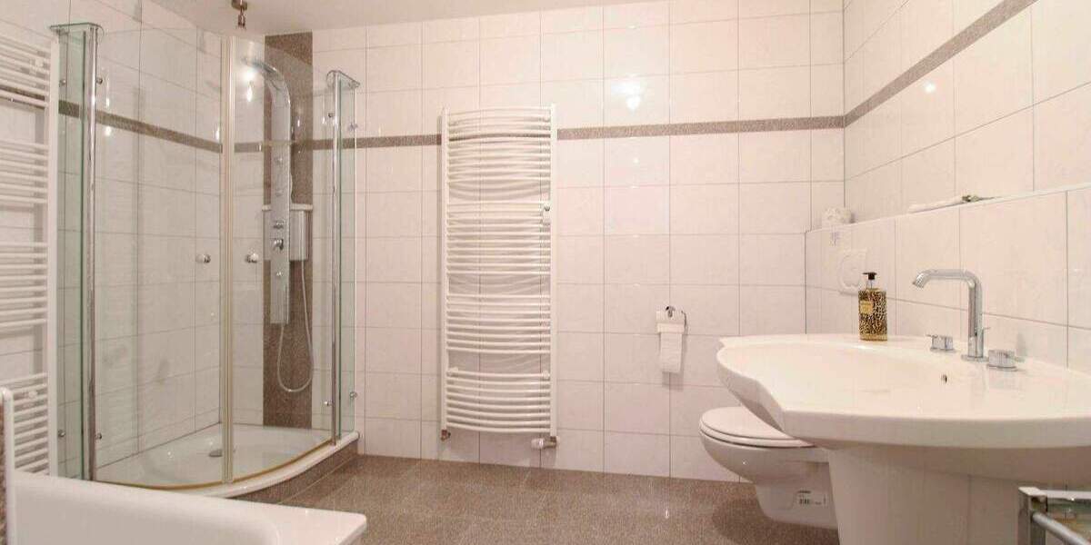 Großzügige, hochwertig modernisierte 2-Zimmer-Wohnung mit gut vermieteter Gewerbefläche 2 zimmer