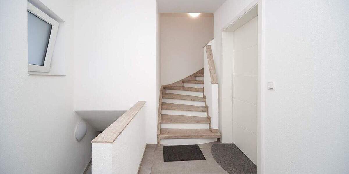 Hochwertige Erdgeschosswohnung mit Garten in kernsaniertem 3-Familienhaus 4 zimmer