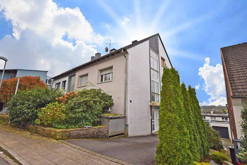Helle 3,5-Zimmer-Wohnung mit großem Wintergarten und Privatgarten in ruhiger Lage