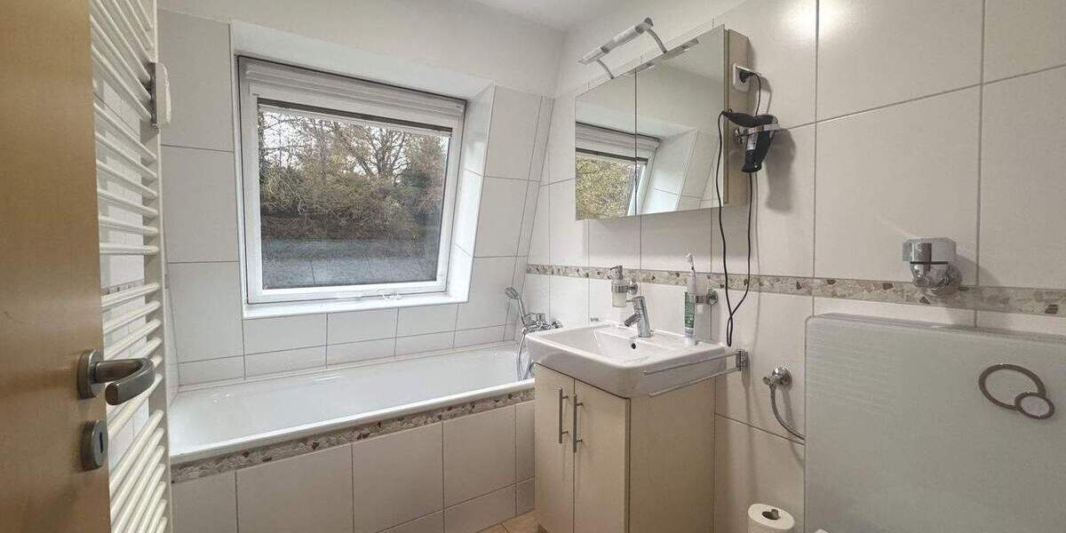 Komfortable Wohnung im Dachgeschoss mit Terrasse - aktuell leerstehend 2 zimmer