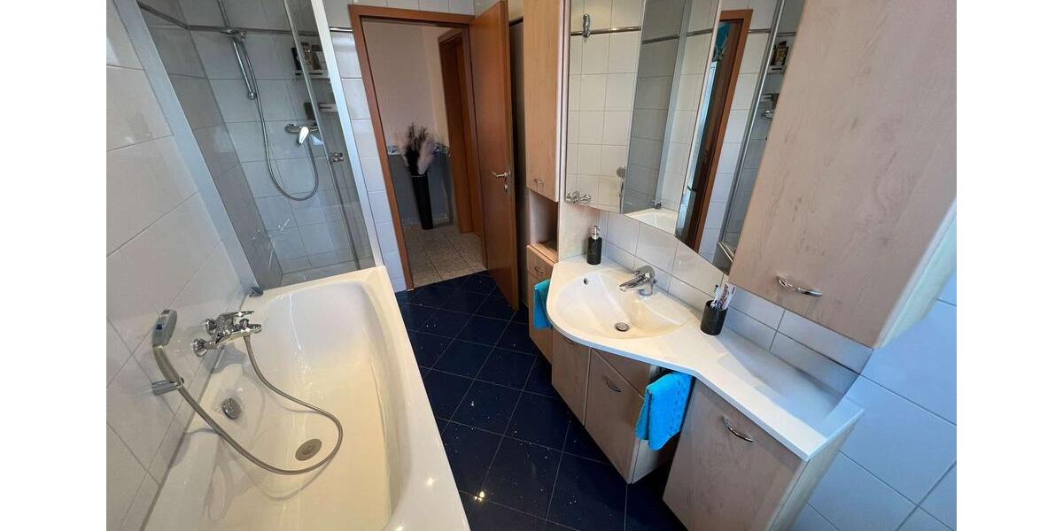 Dachgeschosswohnung mit Balkon und Stellplatznutzung in zentraler Wohnlage! 2.5 zimmer