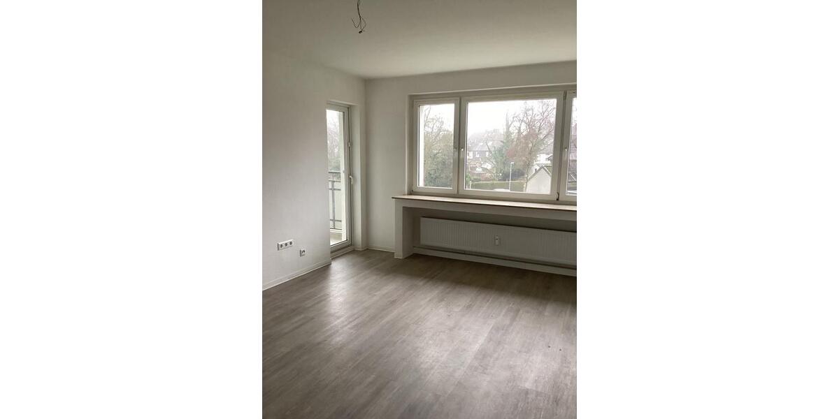 Das ist richtig schön: 3 komplett renovierte Zimmer mit Balkon 3 zimmer