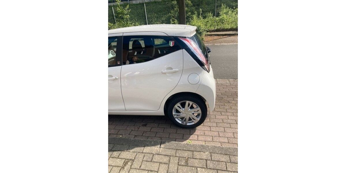Toyota Aygo (X) 67.800 km 7.600 &euro; Recklinghausen 45659