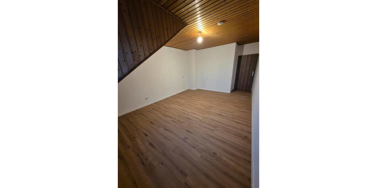 Dachgeschoßwohnung Dinslaken Hiesfeld - 2.5 Zimmer, 73 m&sup2;, 600&euro; | Angebot:26396476