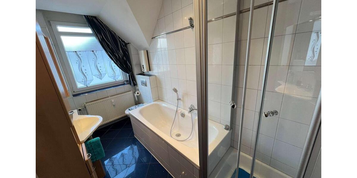 Dachgeschosswohnung mit Balkon und Stellplatznutzung in zentraler Wohnlage! 2.5 zimmer