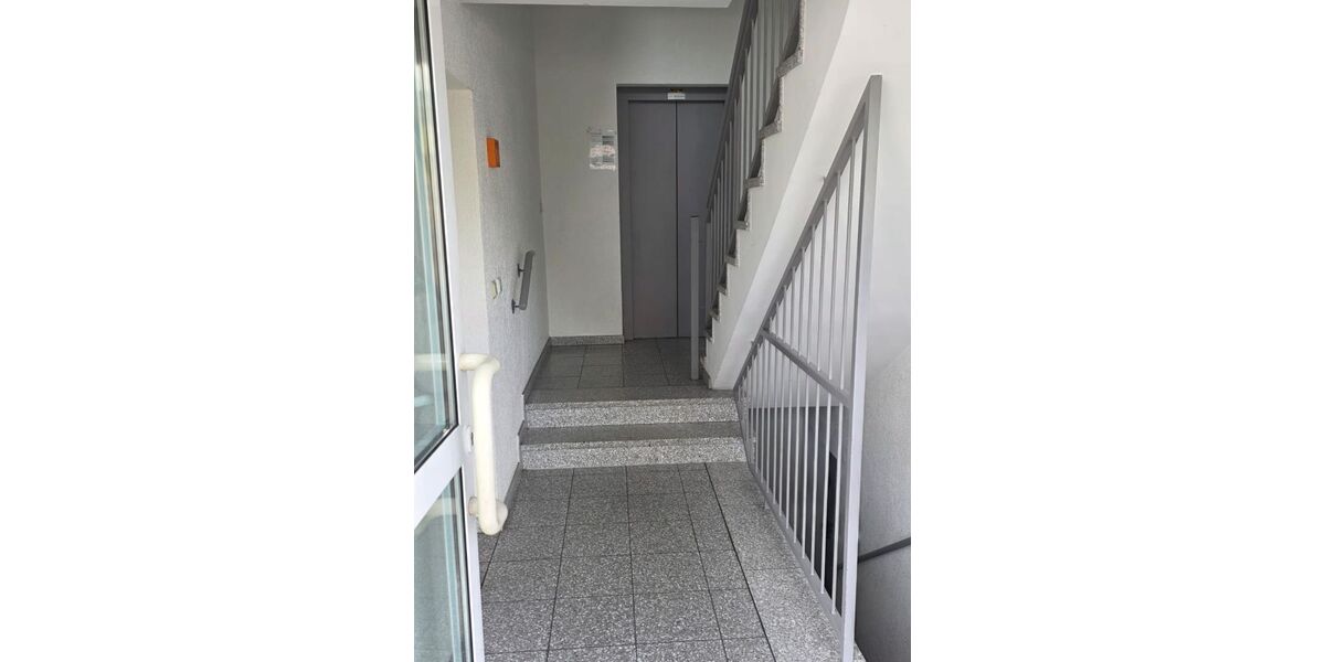 Renovierte 2,5 Zimer-Wohnung mit Aufzug, Balkonkraftwerk, Video-Sprechanlage, Garage (Warmmiete: 1.040 + 100 Garage) - Etagenwohnung Duisburg Meiderich | Angebot:27473556