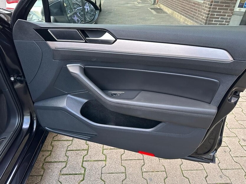 VW Passat 272.749 km 11.800 € Düsseldorf 40213