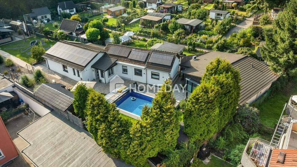 Zwei exklusive Einfamilienhäuser mit Pool, Sauna und außergewöhnlicher Ausstattung