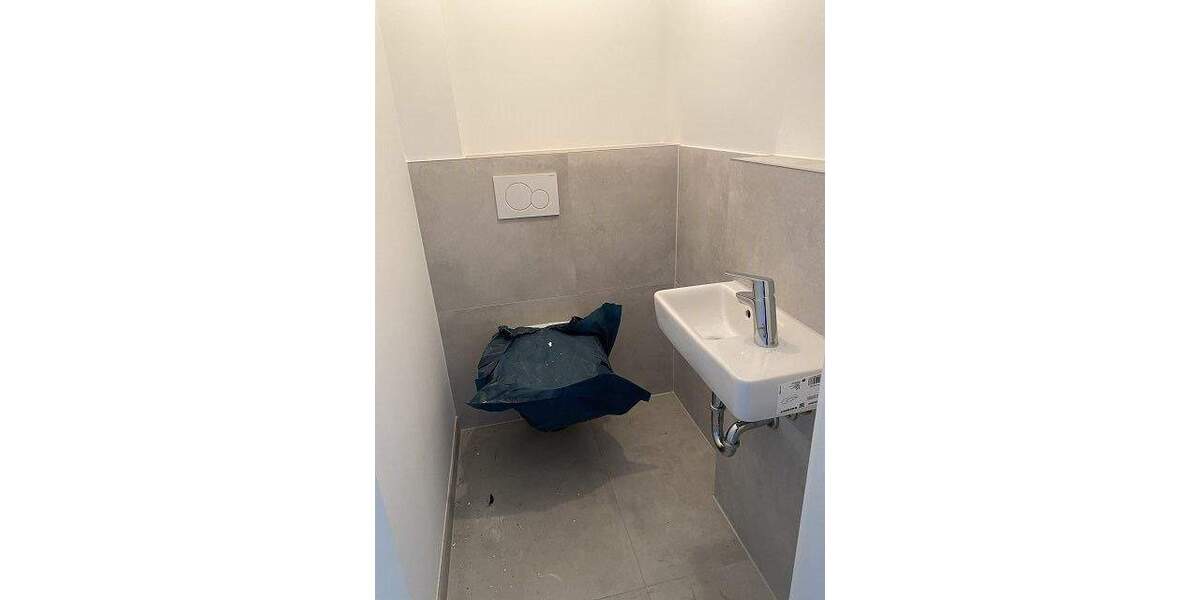 Top-Wohnung im 1. OG mit Balkon, energetisch kernsaniert 3 zimmer