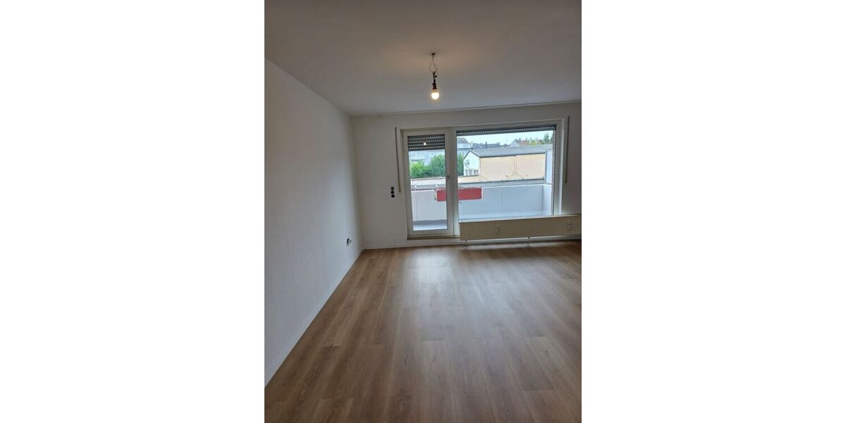Renovierte 2,5 Zimer-Wohnung mit Aufzug, Balkonkraftwerk, Video-Sprechanlage, Garage (Warmmiete: 1.040 + 100 Garage) - Etagenwohnung Duisburg Meiderich | Angebot:27473556