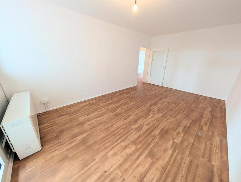 **Was will man mehr? +Balkon +frisch gestrichen +Laminat +modernes Badezimmer** zimmer