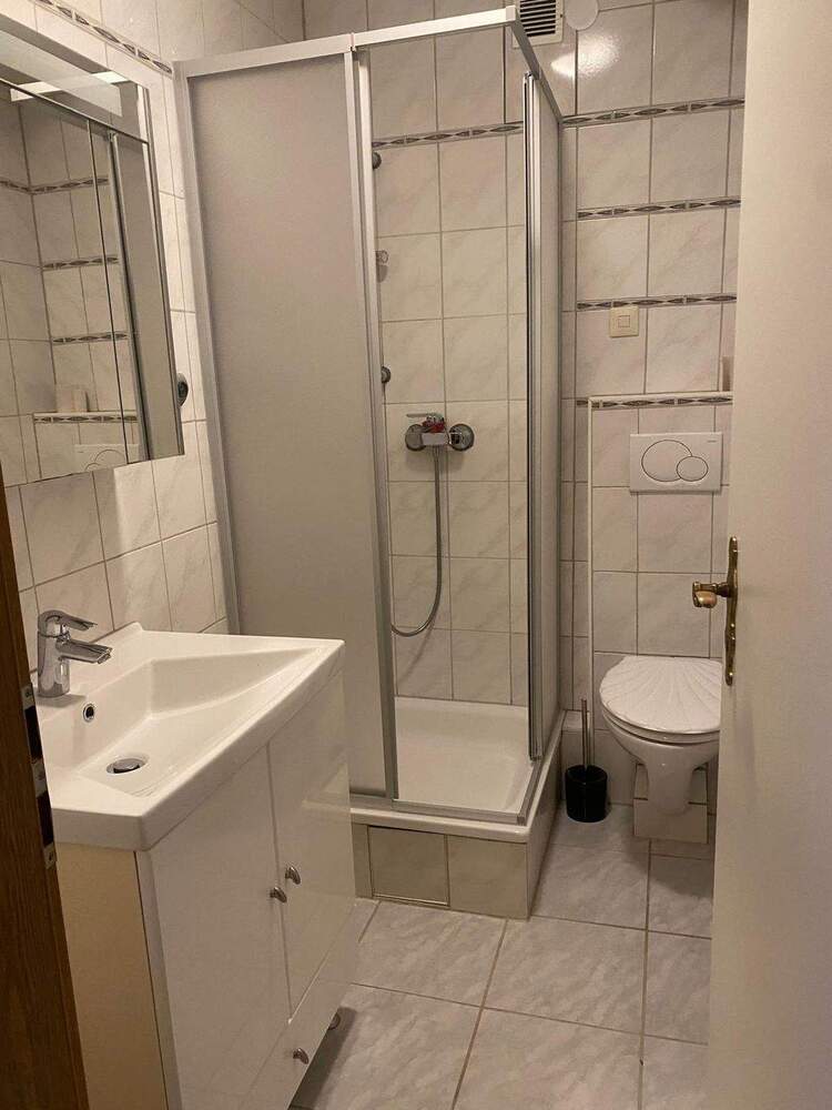 Attraktive 2-Zimmer-Wohnung frisch renoviert und bezugsbereit - Duschbad Böden Laminat Wände Einbauküche etc.TOPPP