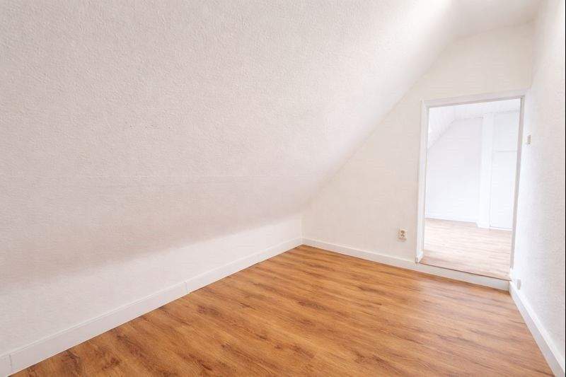 Wohnen mit Komfort: Sanierte DG-Wohnung mit Küche und Loggia im 3-Parteienhaus! 4 zimmer