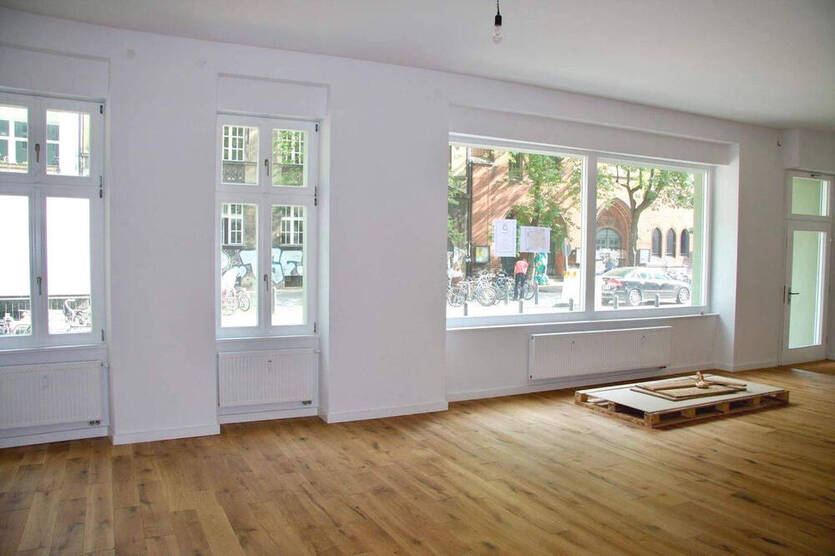 Helle, sehr gepflegte Gewerbeinheit, noch vermietet, im EG in der Senefelderstr., Prenzlauer Berg
