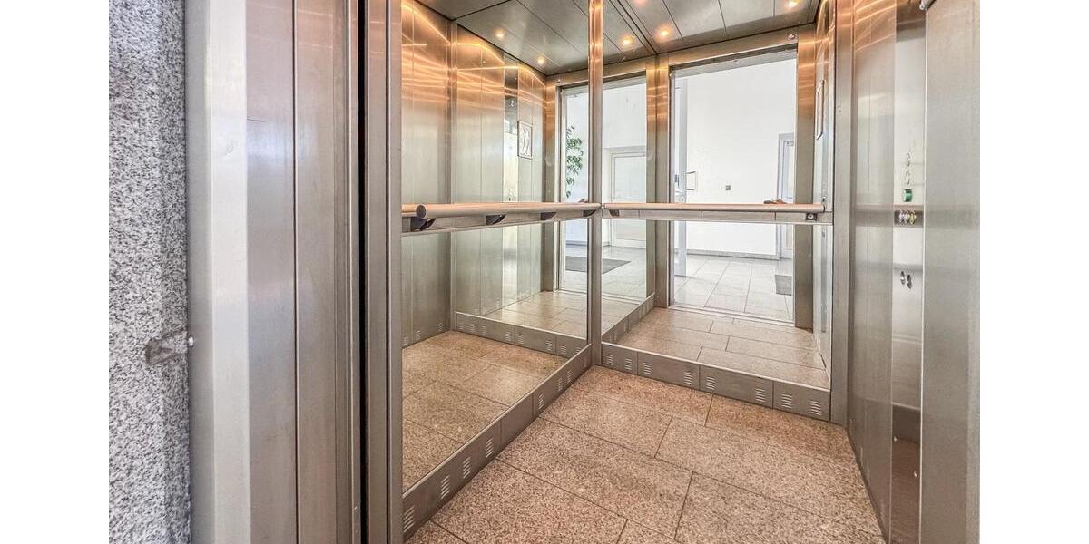 BEHEIZTES LAGER MIT SICHERHEITSDIENST – 390 m² – STELLPLÄTZE – LASTENAUFZUG – BARRIEREFREI – KÜCHE zimmer