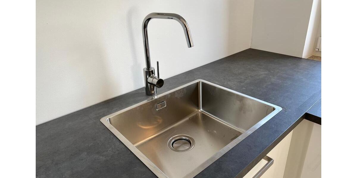 Komplett sanierte DG-Wohnung im Altbau (mit moderner Einbauküche) 3 zimmer